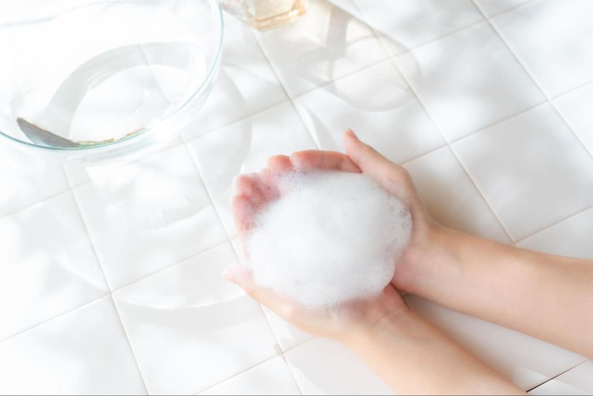 両手いっぱいに泡立てられた洗顔料