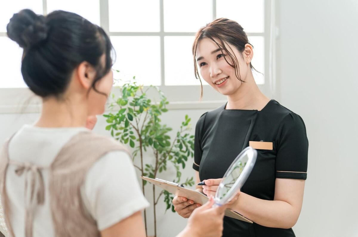 美容皮膚科で突然大量発生したニキビの相談をしている様子