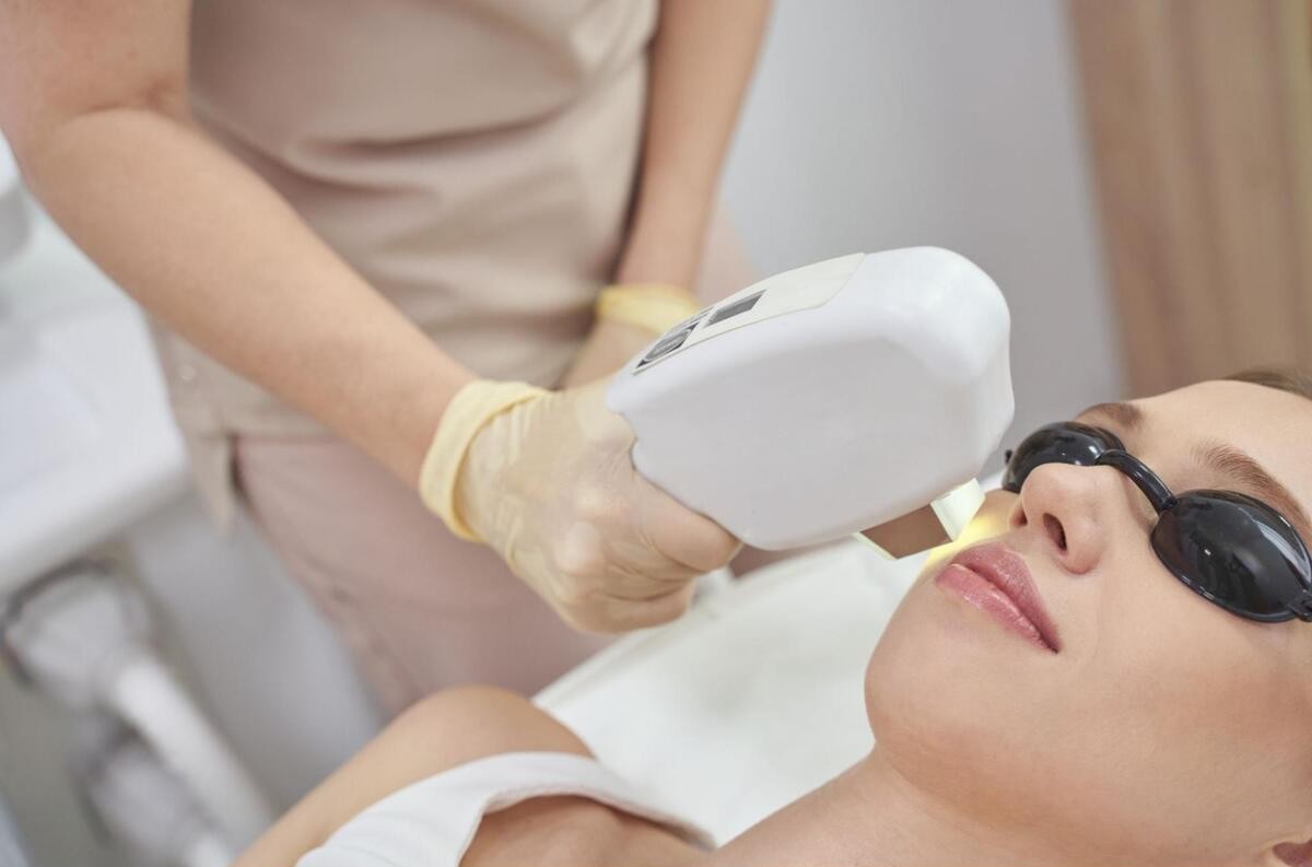 シミ取りの美容施術を受けている様子