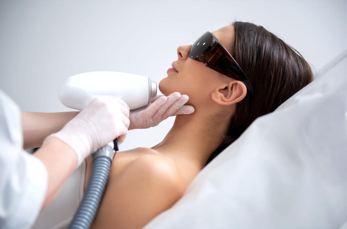 美容皮膚科でニキビの専門的な治療を受けている様子