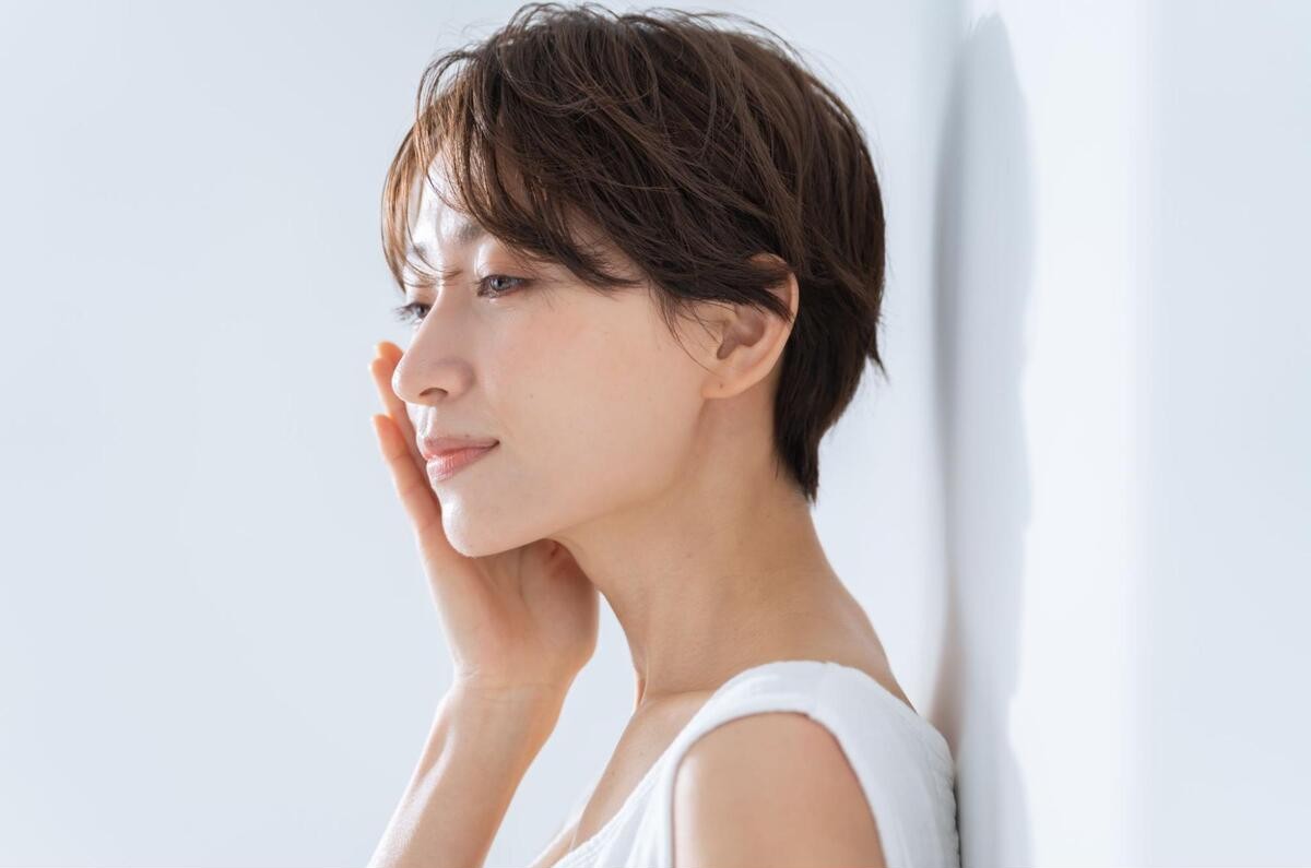 丁寧に肌のケアをする女性