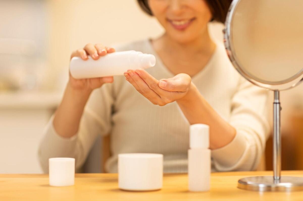 複数のスキンケア用品を使用し、セルフケアをしている様子