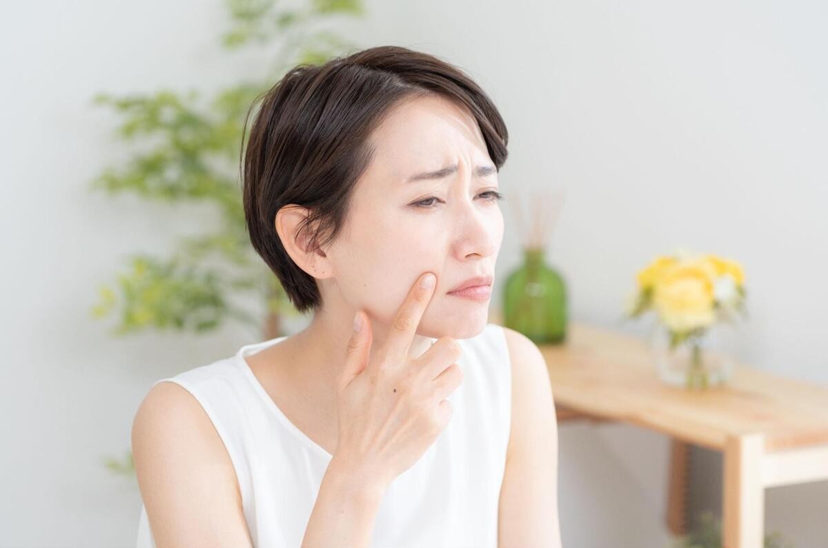 シミのある辺りを人差し指で指さしている