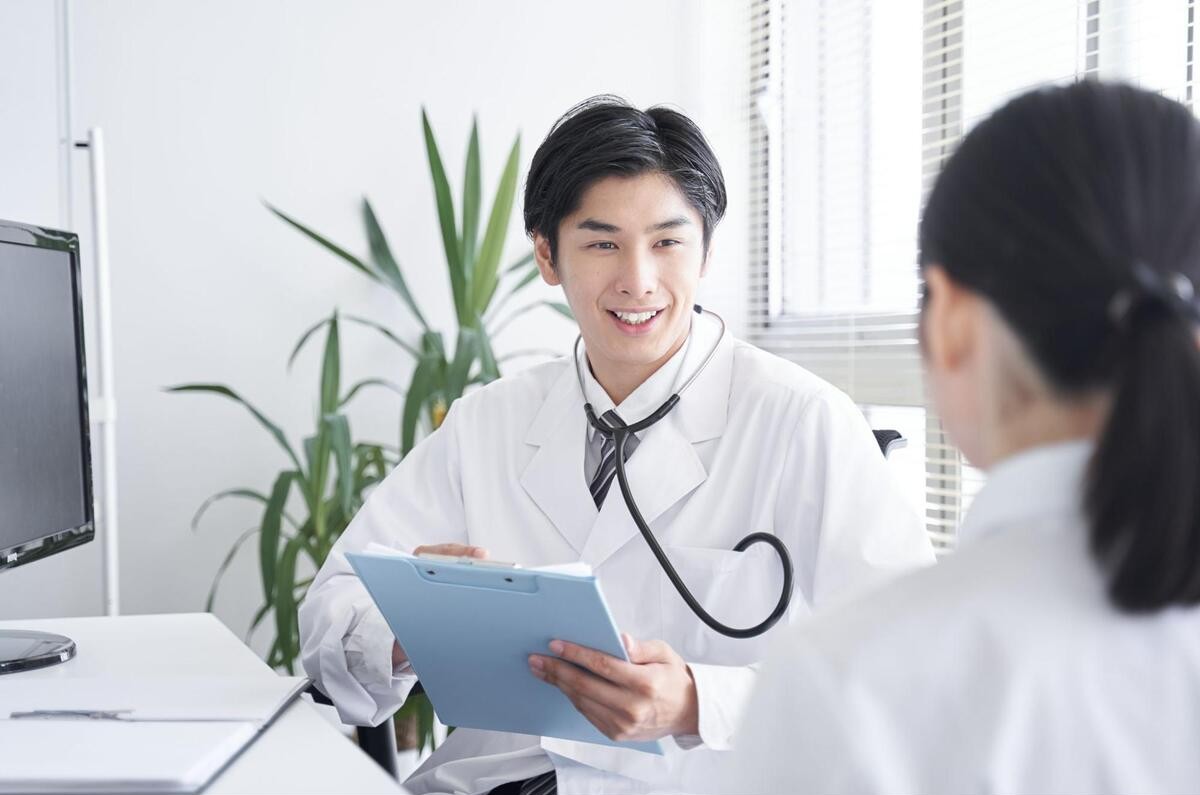 美容皮膚科で診察を受ける様子