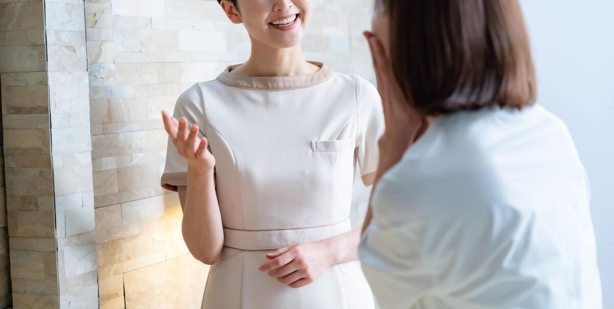 ニキビについて美容皮膚科で相談している様子