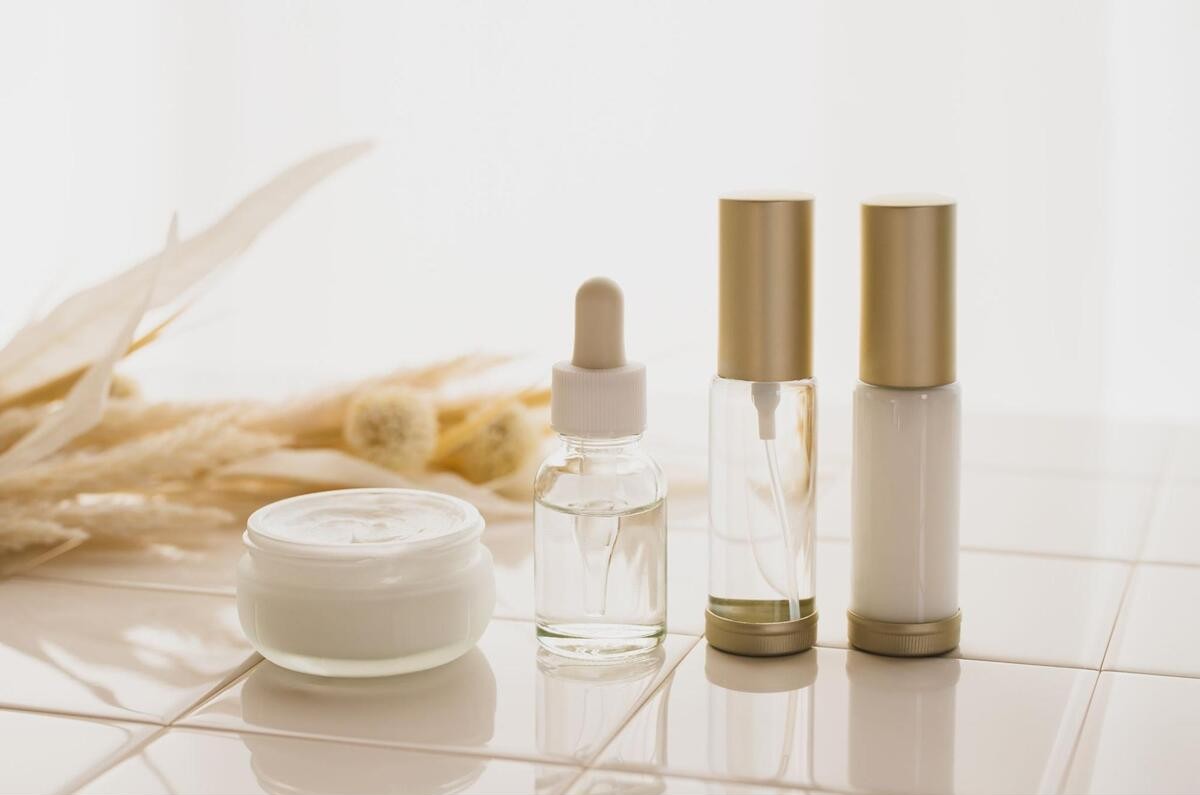 ボトルや瓶に入った4つのスキンケア用品
