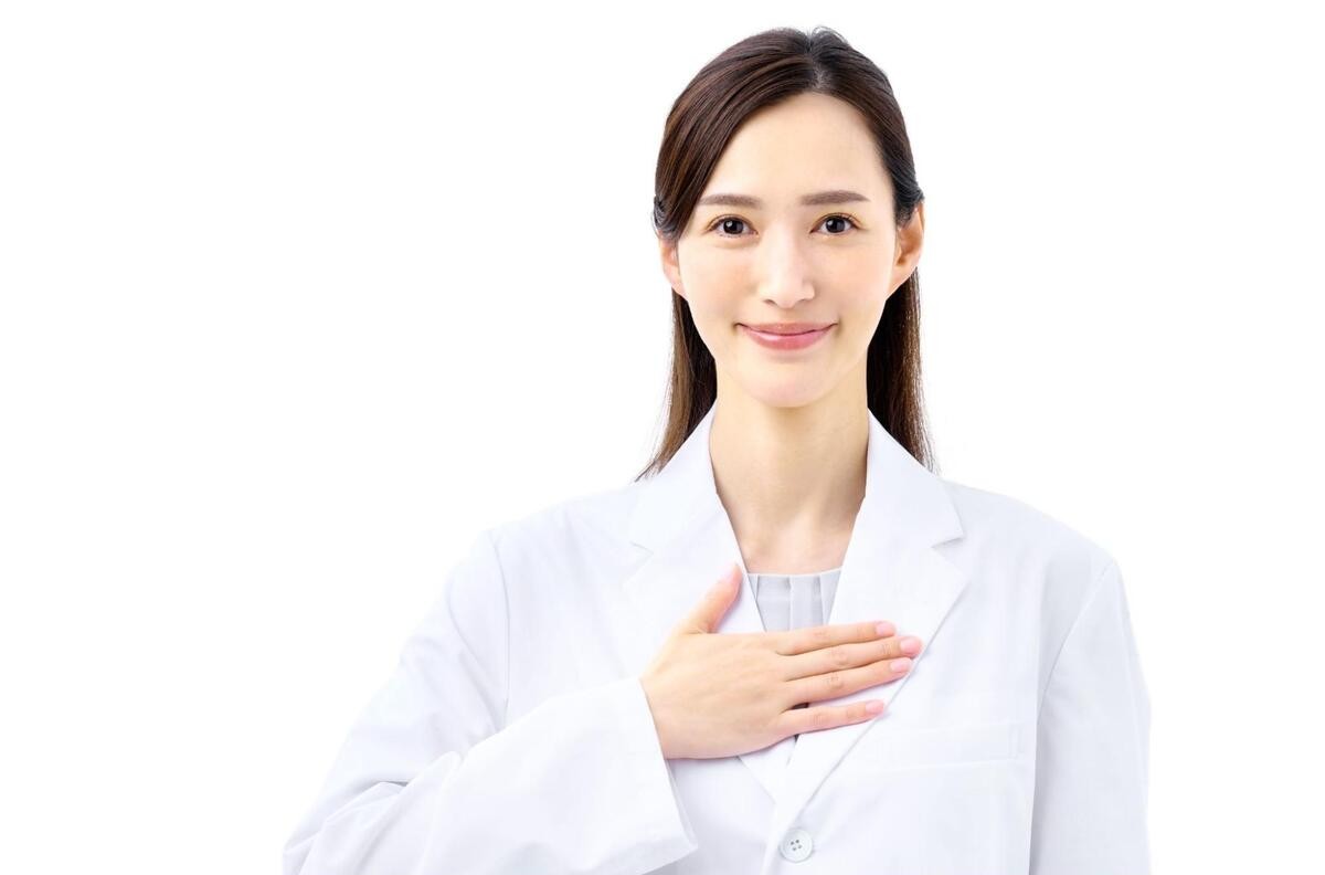 白衣を着用した美容皮膚科医