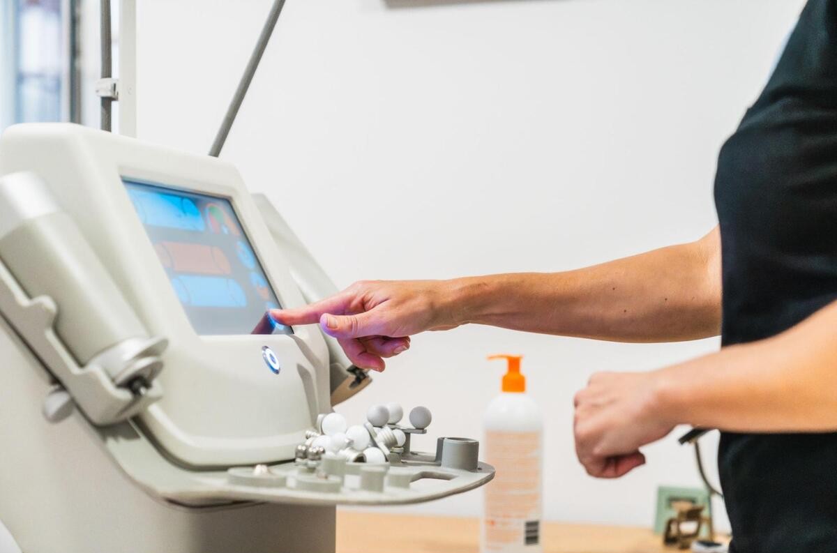 たるみ治療で使用される美容医療機器の操作風景