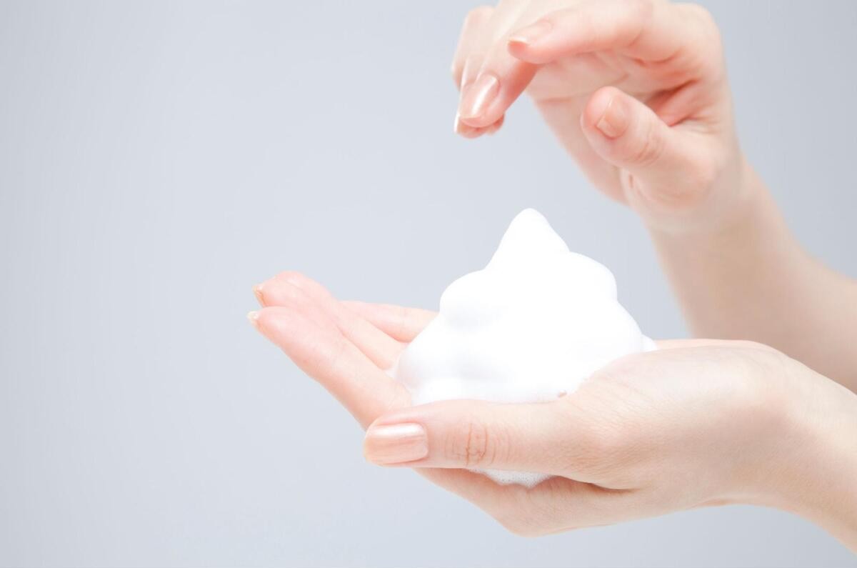 手のひらで泡立てられた洗顔料