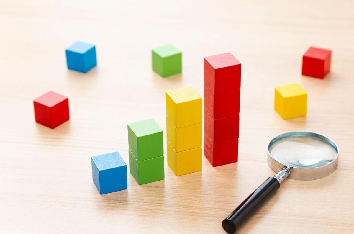 階段状に積み上げられた積み木と虫眼鏡