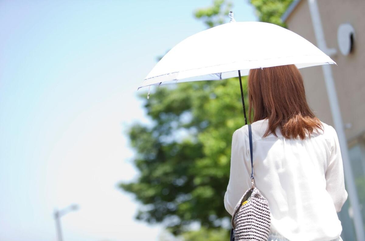 日傘をさして紫外線対策をしている